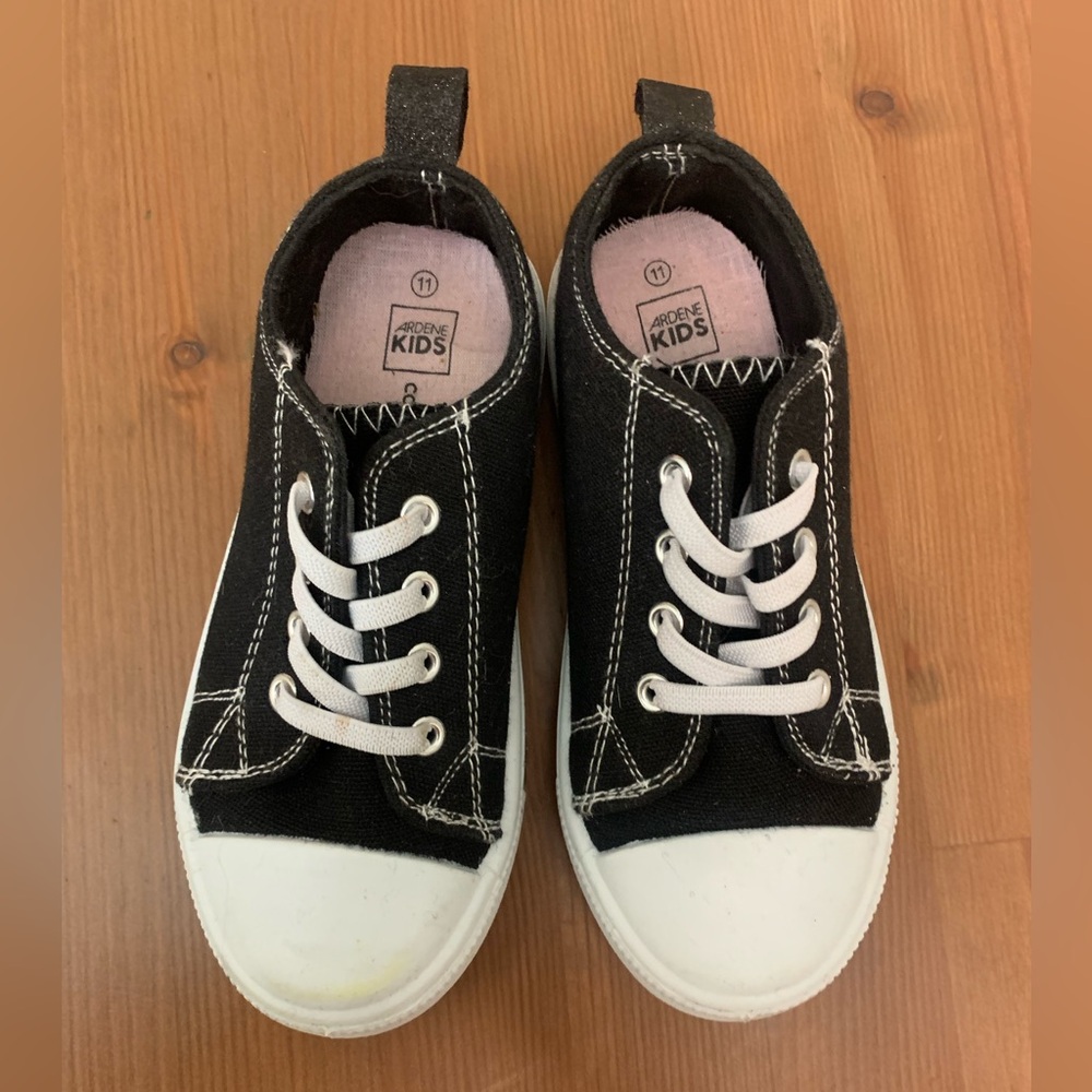 Girls size 11 converse imitation casual shoes
